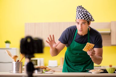 Genç şef blogcu yemek hazırlığını anlatıyor  