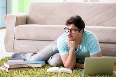 Evde üniversite sınavlarına hazırlanan öğrenci