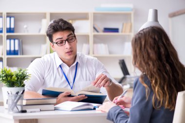 Satış yardımcısı müşteriyle işlemi tartışıyor