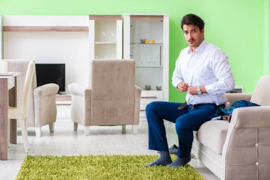 Adam giyinip işe geç kalıyor.