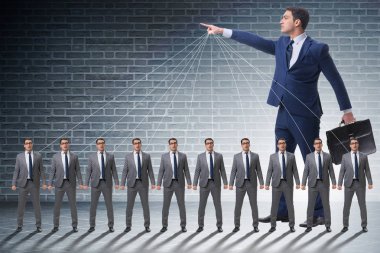 Patron çalışanı, çalışanlarını iş konseptinde manipüle ediyor.