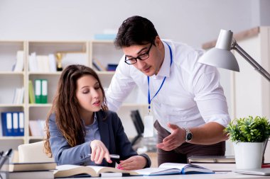 Öğretmen derste öğrenciye anlatıyor.