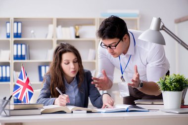 Öğretmen dil eğitiminde öğrenciye açıklama yapıyor