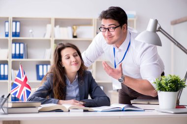 Öğretmen dil eğitiminde öğrenciye açıklama yapıyor