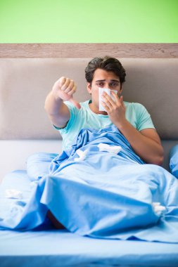 Uyku bozukluğu ve uykusuzluk çeken bir adam.