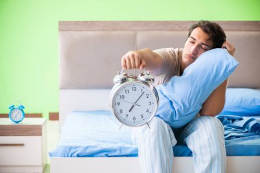 Uykusuzluk çeken bir adam.