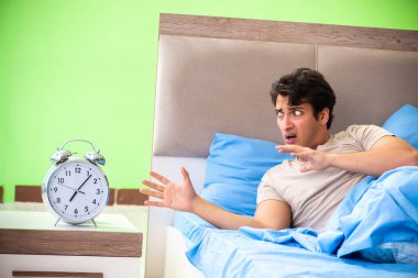 Uykusuzluk çeken bir adam.