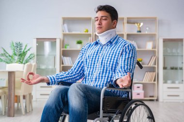 Evdeki tekerlekli sandalyede yaralanan genç adam.