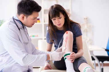 Spor sakatlığı geçiren hasta doktoru ziyaret ediyor.