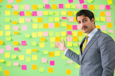 Birçok iş önceliği olan bir iş adamı.