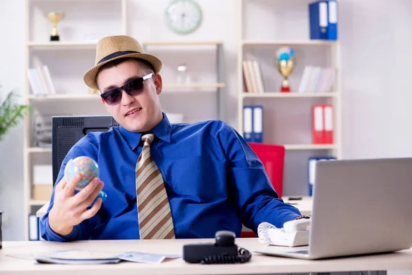 Young employee preparing for vacation trip — Stock Photo, Image