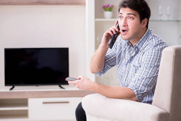 Jovem assistindo tv em casa — Fotografia de Stock