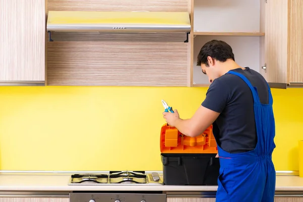 Giovane imprenditore di servizio assemblaggio mobili da cucina — Foto Stock