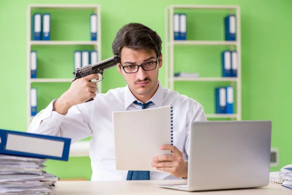 Un uomo d'affari disperato che pensa al suicidio in ufficio — Foto Stock