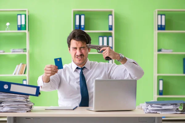 Verzweifelter Geschäftsmann denkt im Büro an Selbstmord — Stockfoto