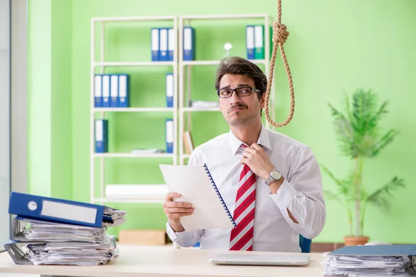 Wanhopige zakenman denkt aan zelfmoord op kantoor — Stockfoto