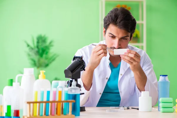 Chemik testuje mýdlo v laboratoři — Stock fotografie