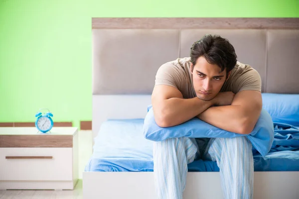 Uomo affetto da disturbi del sonno e insonnia — Foto Stock