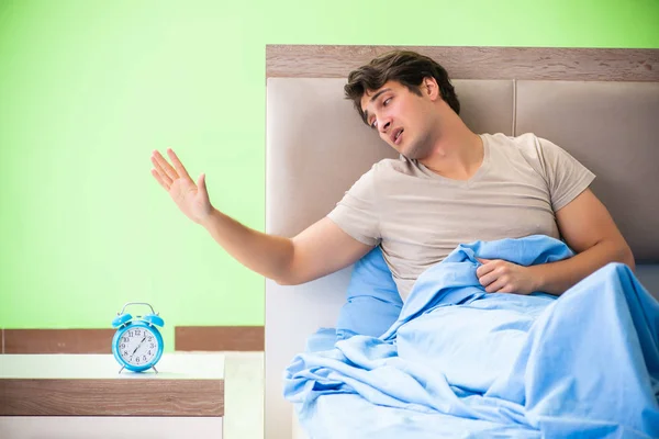 Homem tendo problemas com o sono — Fotografia de Stock