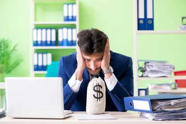 Empresario descontento con el trabajo excesivo sentado en la oficina — Foto de Stock