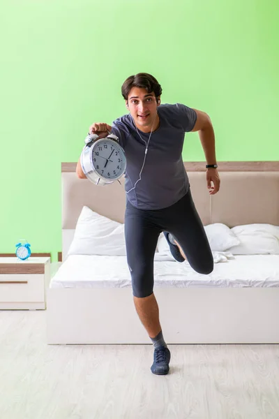 Genç yakışıklı adam otel odasında sabah egzersizi yapıyor. — Stok fotoğraf
