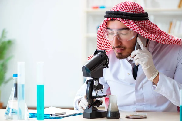 Arabischer Chemiker testet Qualität von Ölbenzin — Stockfoto