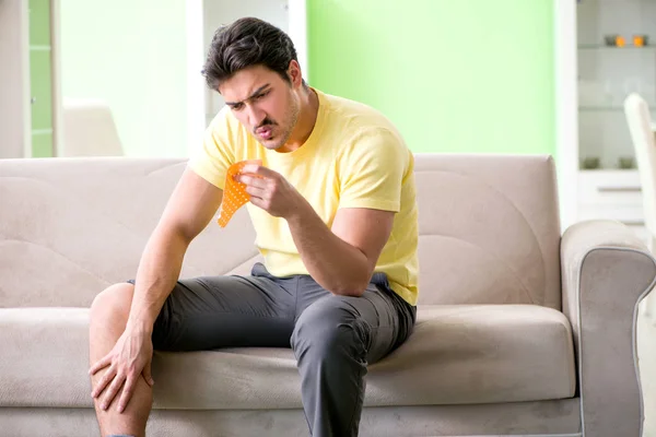 Homem aplicando gesso Capsicum pimenta para aliviar a dor — Fotografia de Stock