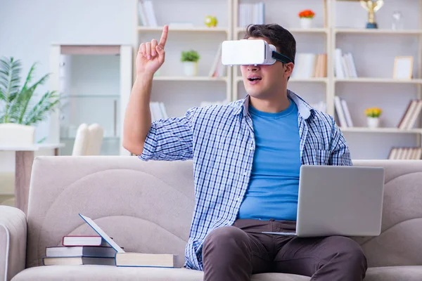 Freelance student met virtual reality bril thuis — Stockfoto