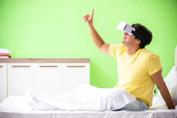 在卧室里戴虚拟眼镜的年轻人 — 图库照片