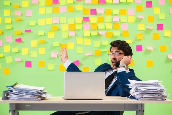 Uomo d'affari che ha problemi con le sue priorità — Foto Stock