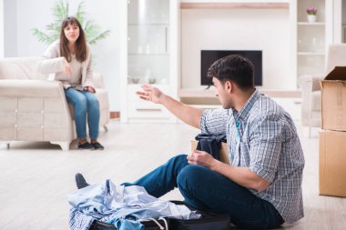 Kadın, aile içi çatışma sırasında erkeği evden çıkartıyor.