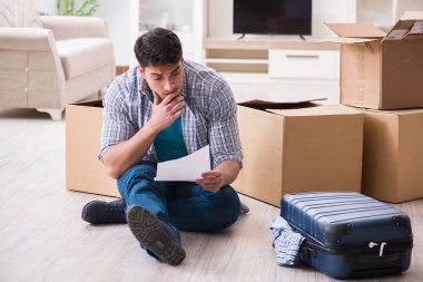 İşsiz bir adam haciz mektubu alıyor.