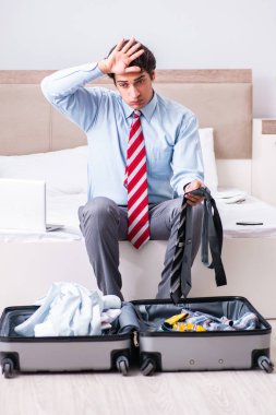 Genç yakışıklı iş adamı yolculuğa hazırlanıyor.