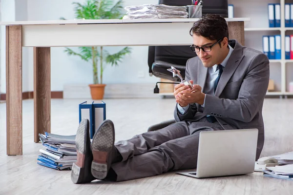 Junge hübsche Angestellte sitzen auf dem Fußboden im Büro — Stockfoto