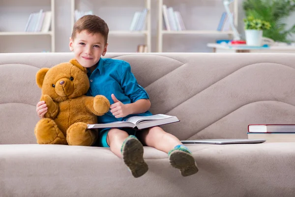 Niño pequeño leyendo libros en casa — Foto de Stock