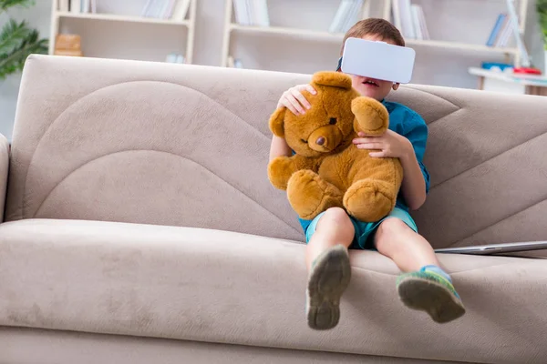 Молодий маленький хлопчик з окулярами віртуальної реальності VR — стокове фото