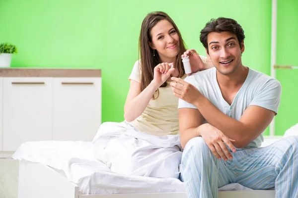 Man met pillen voor de tevredenheid van de vrouw — Stockfoto