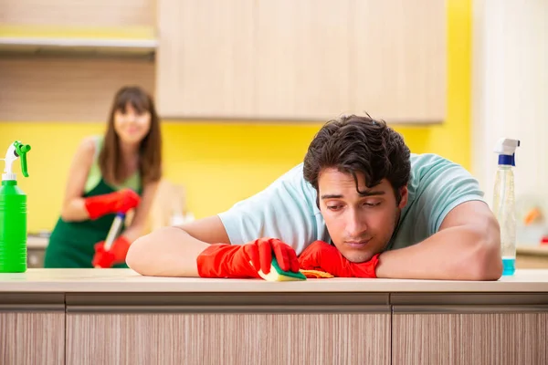 Jovem casal trabalhando na cozinha — Fotografia de Stock