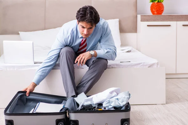 Joven hombre de negocios guapo preparándose para el viaje —  Fotos de Stock