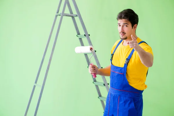 Молодий художник робить ремонт вдома — стокове фото