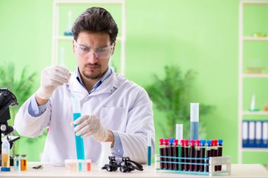 Laboratuvarda çalışan bir kimyager.