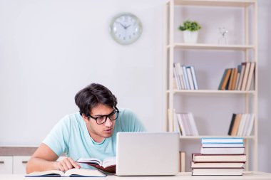 Tele-öğrenim konsepti genç öğrencisi