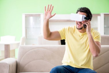 Sanal gerçeklik gözlüklü genç adam.