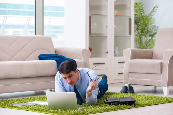 Homme d'affaires prendre le travail à la maison et faire des heures supplémentaires — Photo