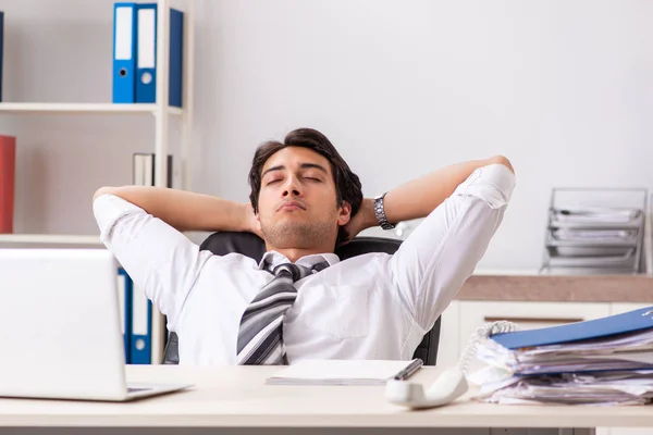 Junger gutaussehender Geschäftsmann arbeitet im Büro — Stockfoto