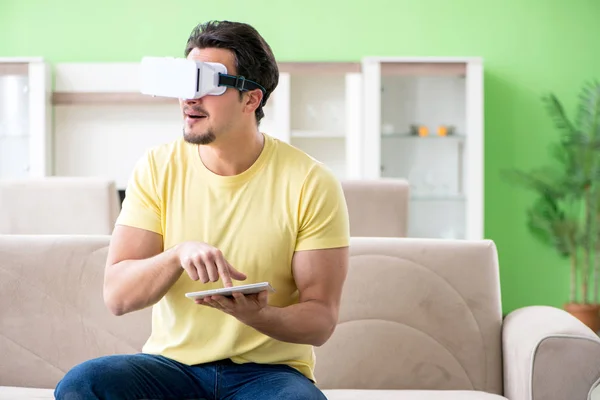 Jeune homme avec lunettes de réalité virtuelle — Photo