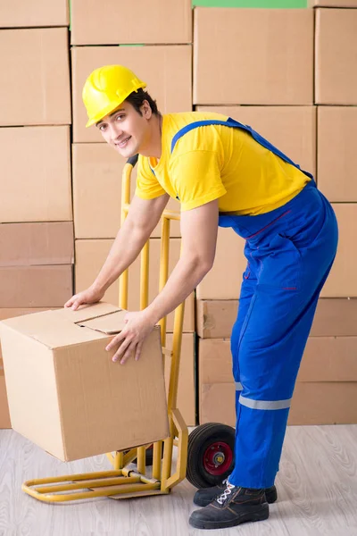 Человек-подрядчик работает с коробками доставки — стоковое фото