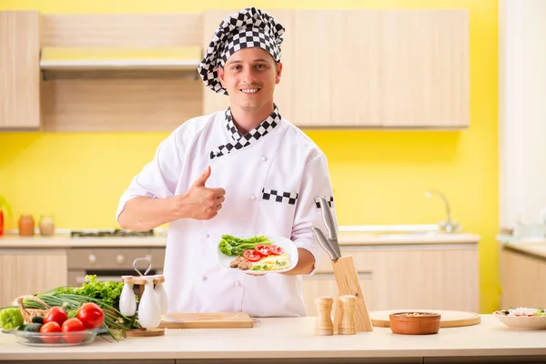 요리사가 주방에서 샐러드를 준비하는 모습 — 스톡 사진