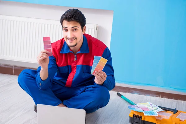 Young man doing home renovation — Stock Photo, Image