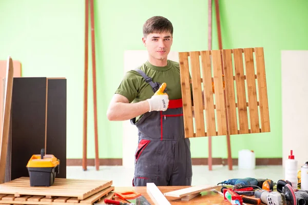 Joven carpintero trabajando en taller — Foto de Stock
